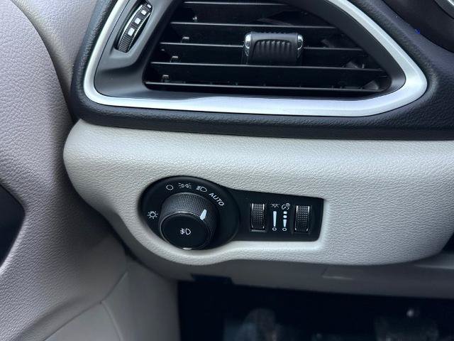 Used 2024 Chrysler Pacifica Touring-L FWD image 26