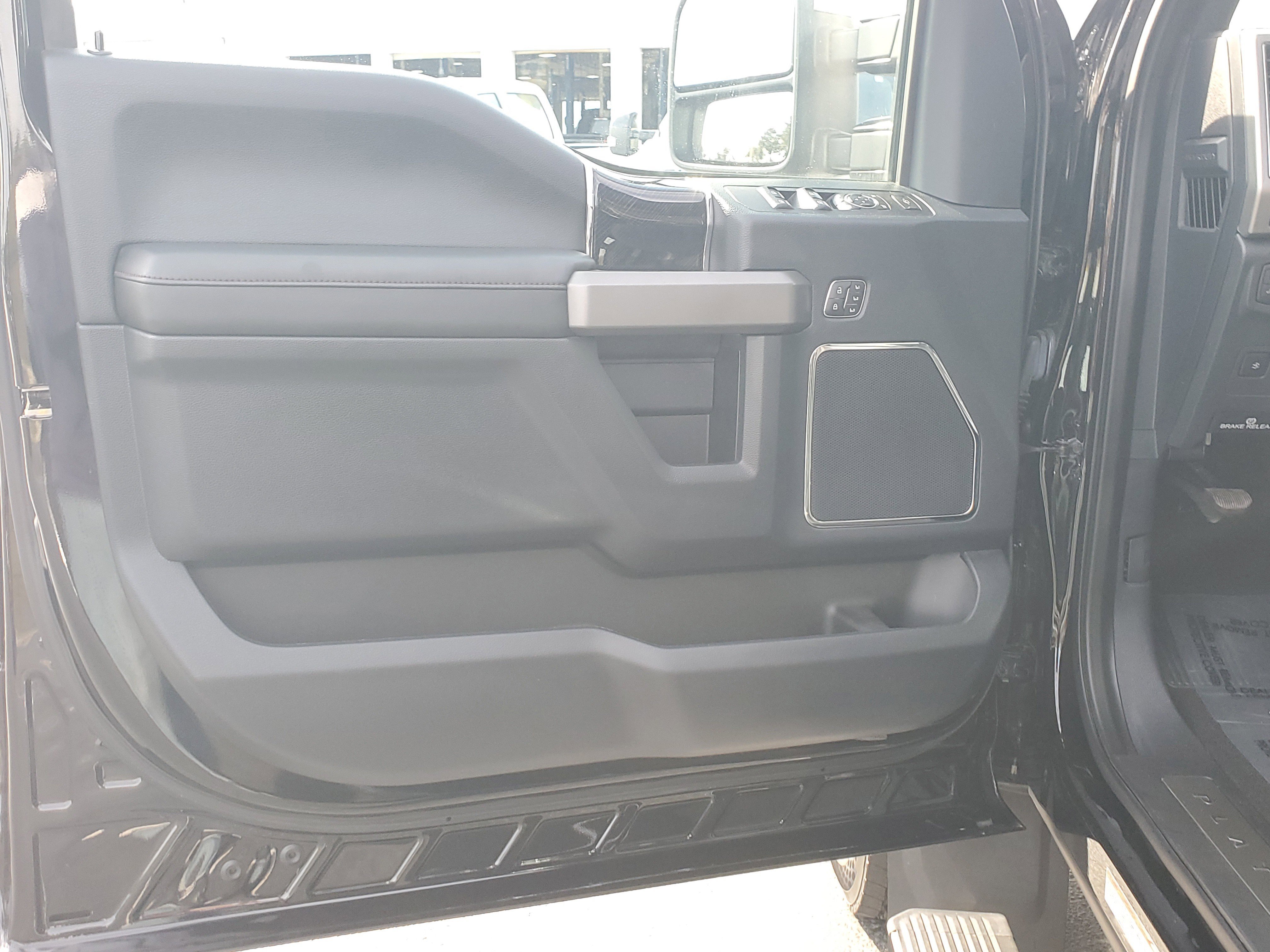 Certified 2022 Ford F450 Platinum w/ FX4 Off-Road Package image 18