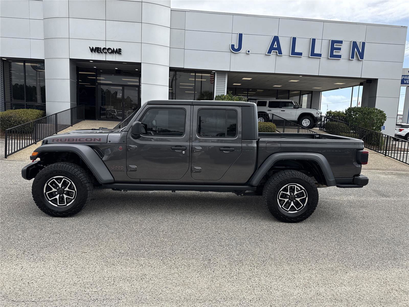 Used 2024 Jeep Gladiator Rubicon w/ Technology Group image 3