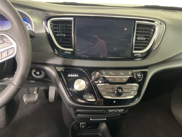 Used 2025 Chrysler Pacifica Select image 22