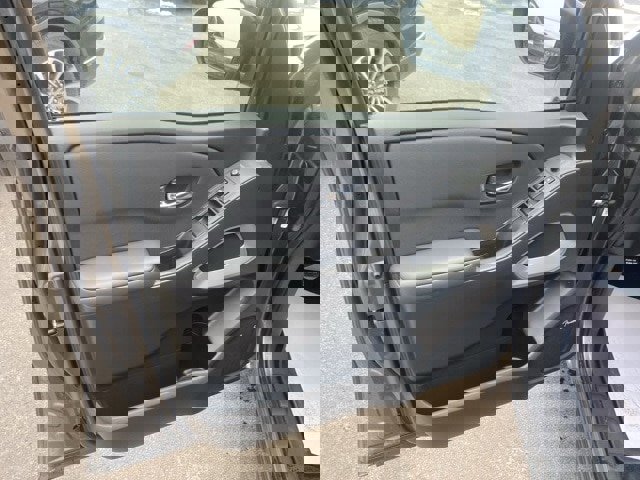 Used 2024 Nissan Frontier SL image 9