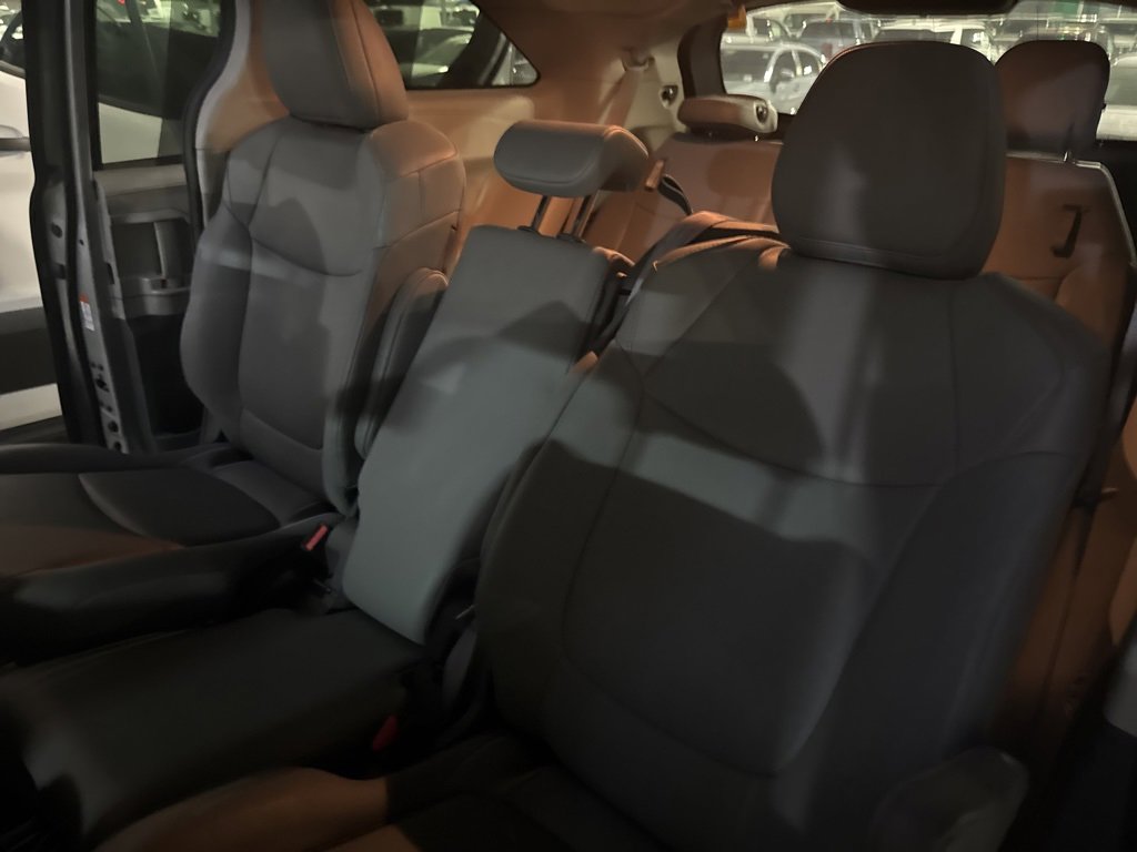 Used 2024 Toyota Sienna XLE image 7