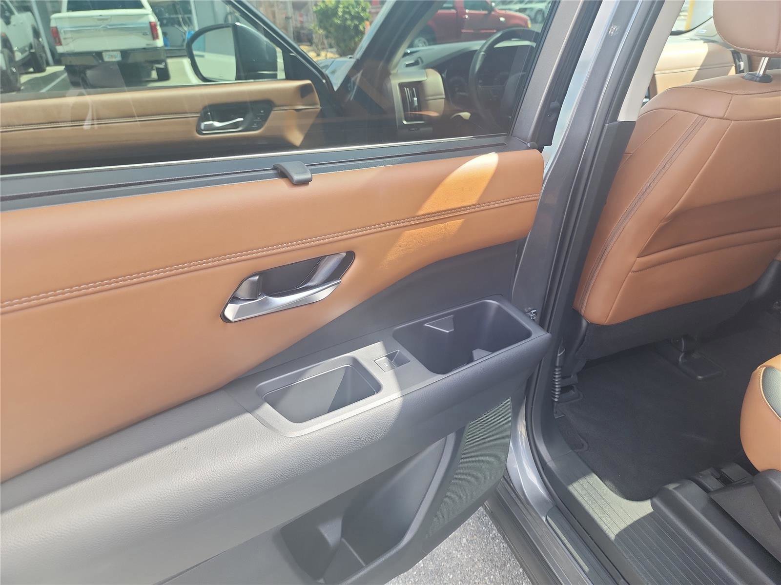 Used 2024 Nissan Pathfinder Platinum image 16