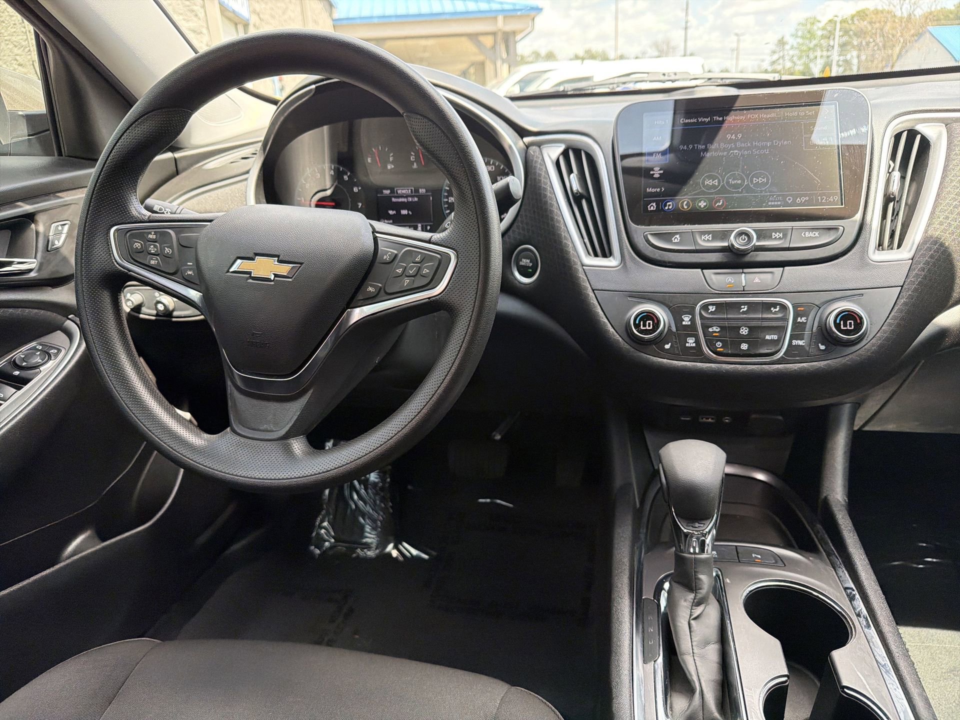 Used 2024 Chevrolet Malibu LT image 3