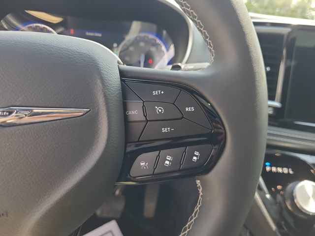 Used 2025 Chrysler Pacifica Limited FWD image 28