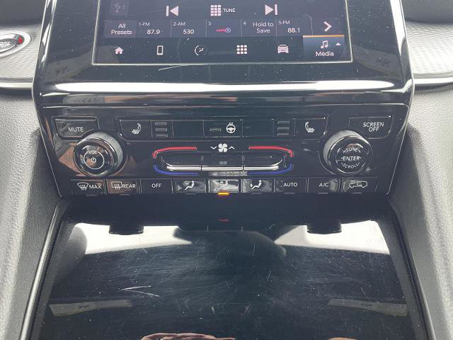 Used 2024 Jeep Grand Cherokee Laredo AWD/4WD image 26