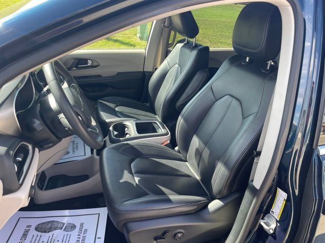 Used 2024 Chrysler Pacifica Touring-L FWD image 18