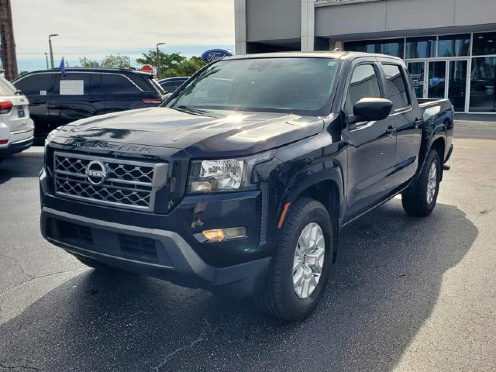 Used 2022 Nissan Frontier SV image 3
