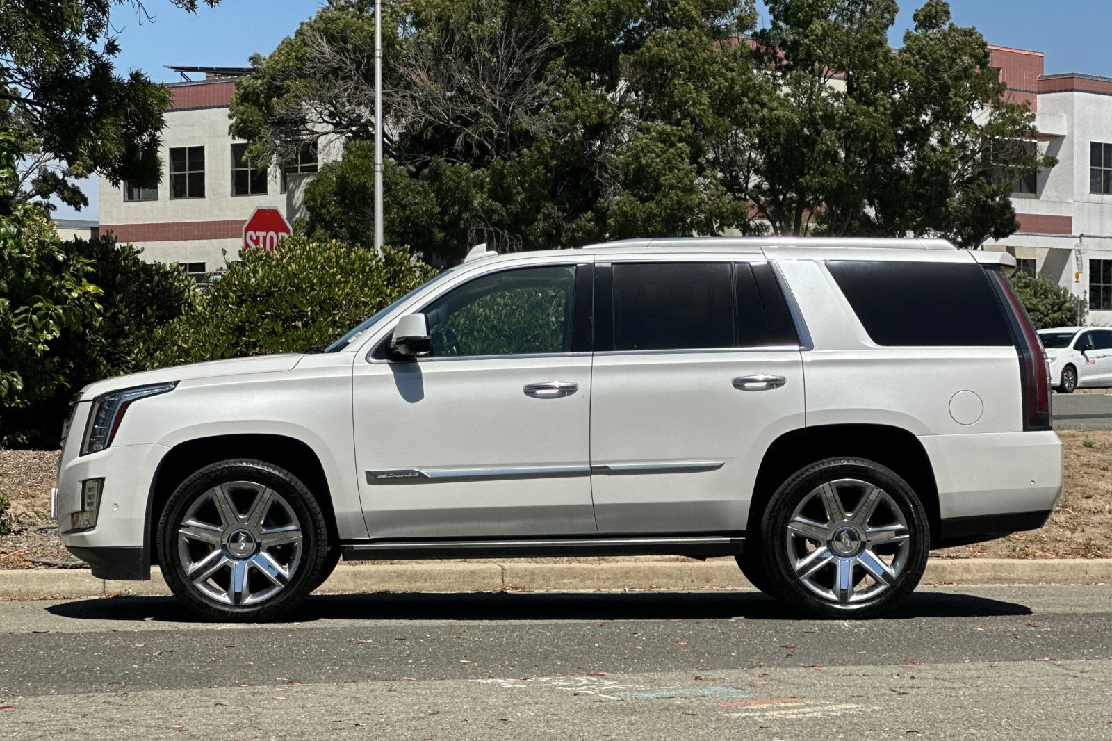 Used 2018 Cadillac Escalade Premium Luxury AWD/4WD image 7
