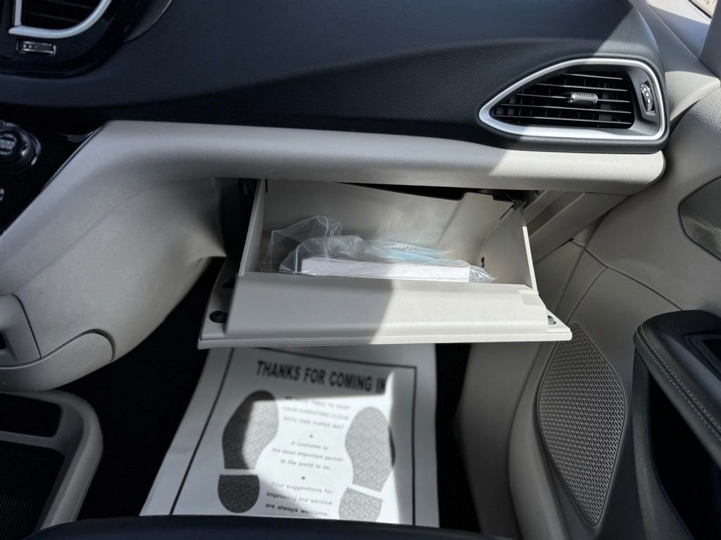 Used 2023 Chrysler Pacifica Touring-L image 32