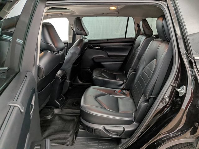 Used 2021 Toyota Highlander XLE AWD/4WD image 17