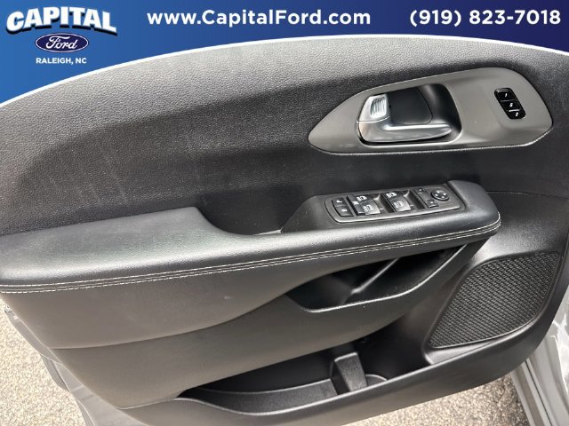 Used 2025 Chrysler Pacifica Select FWD image 19