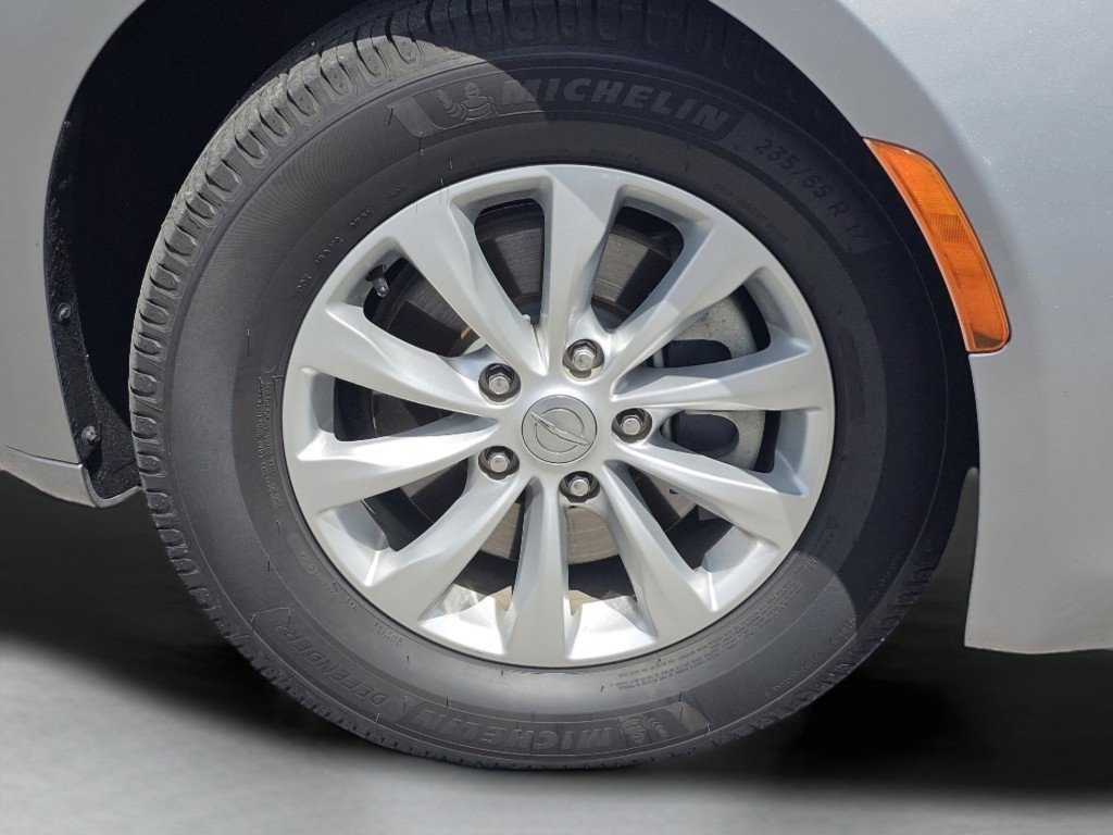 Used 2017 Chrysler Pacifica Touring-L FWD image 16