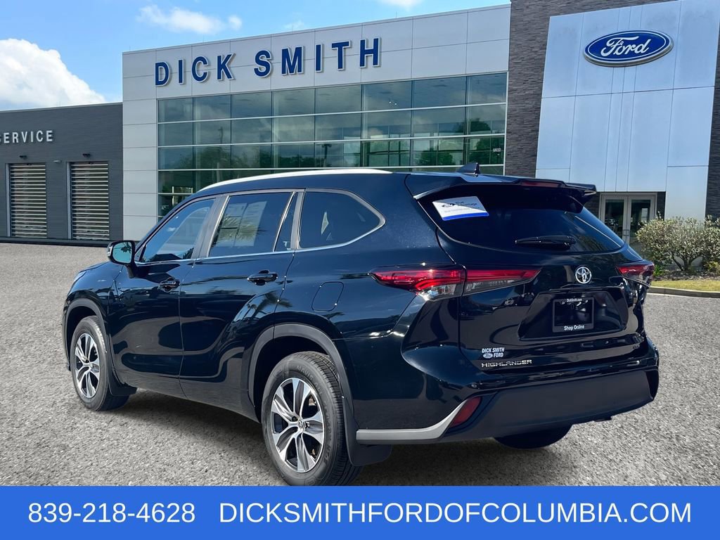Used 2023 Toyota Highlander XLE image 2