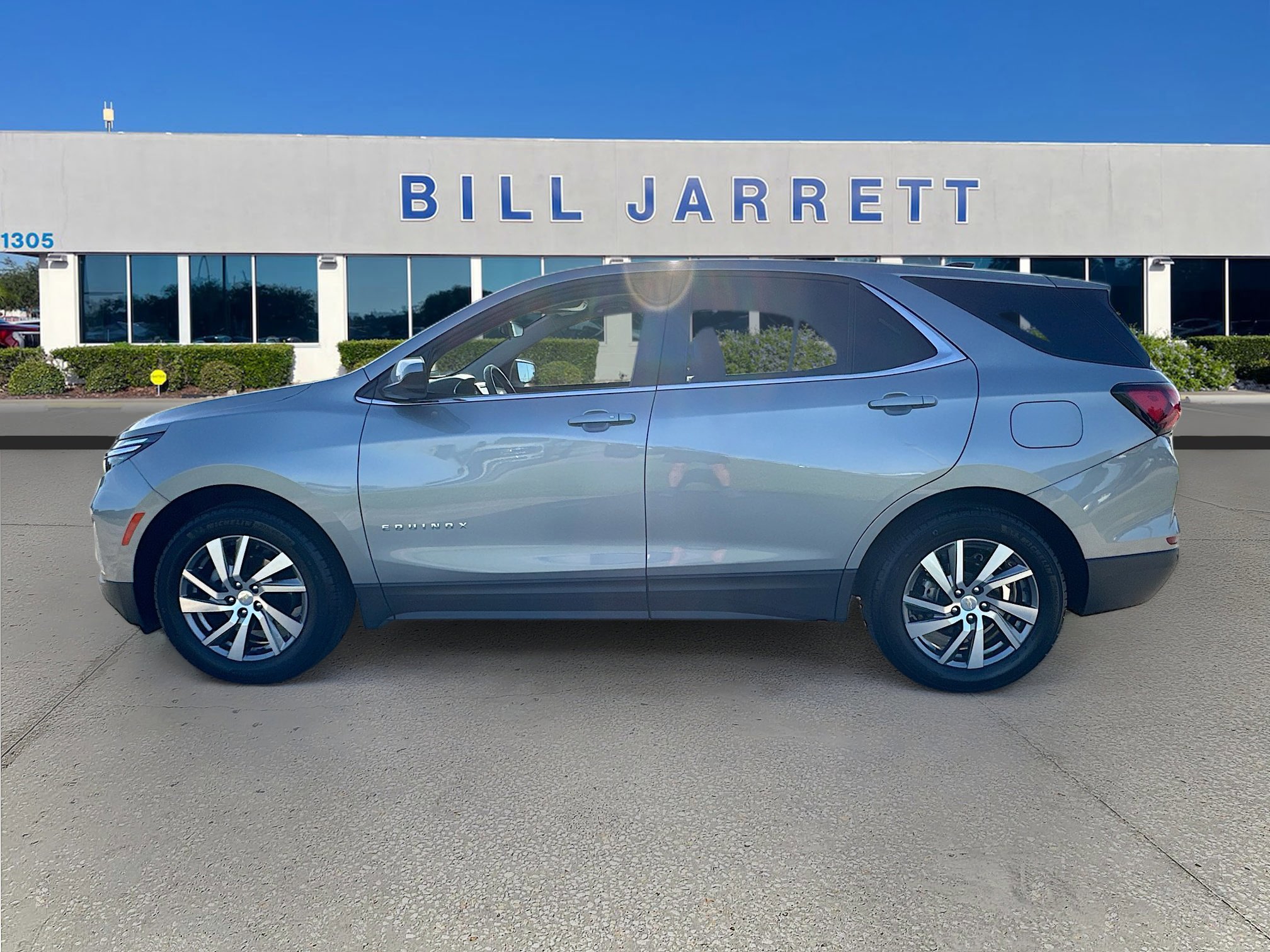Used 2024 Chevrolet Equinox LT image 2