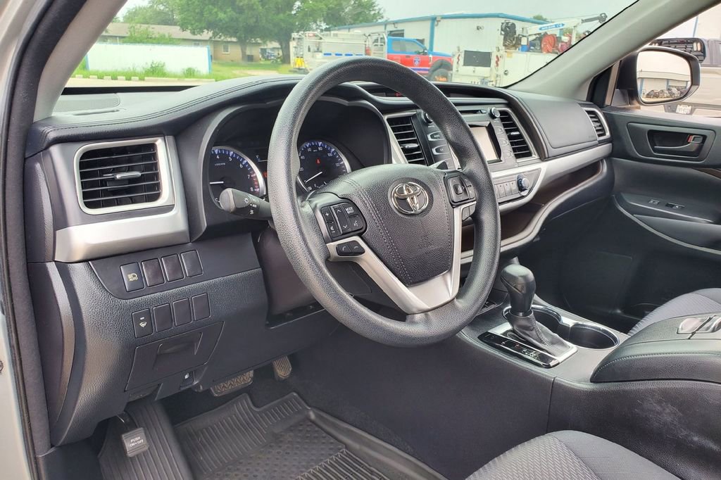 Used 2017 Toyota Highlander LE AWD/4WD image 3