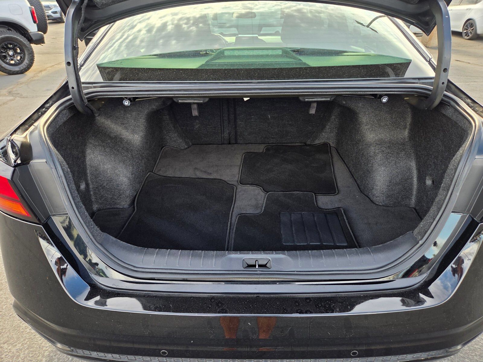 Used 2025 Nissan Altima 2.5 SV FWD image 13