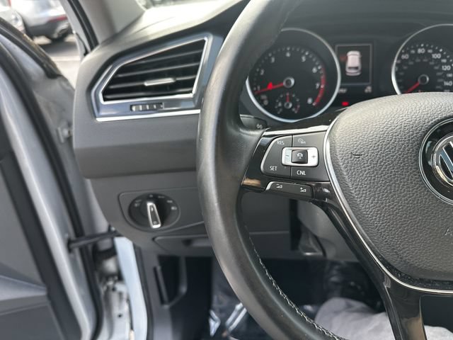 Used 2018 Volkswagen Tiguan SEL AWD/4WD image 28