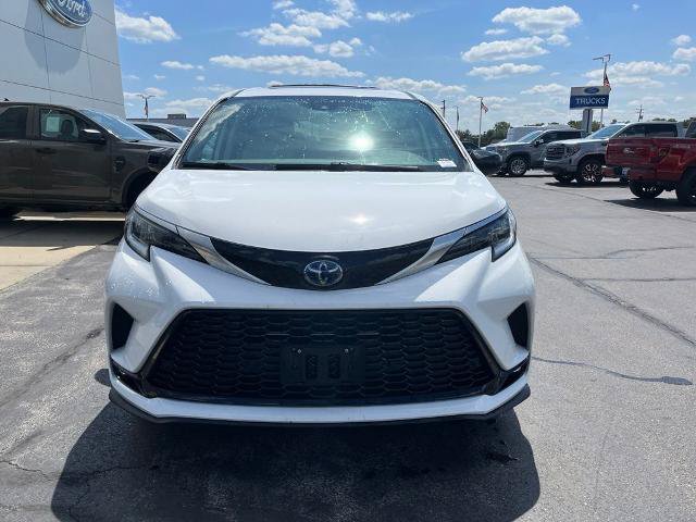 Used 2021 Toyota Sienna XSE FWD image 2