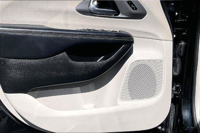 Used 2023 Chrysler Pacifica Touring-L FWD image 22