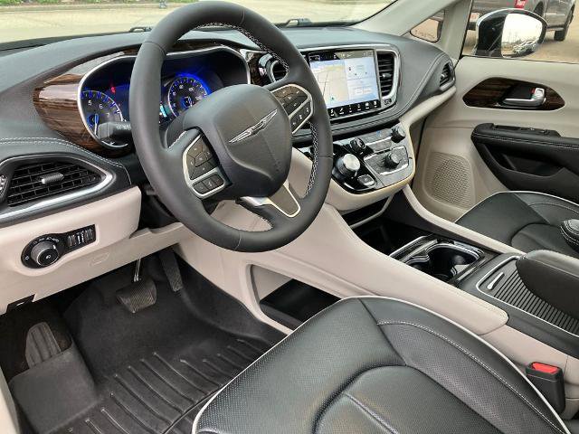 Used 2023 Chrysler Pacifica Limited AWD/4WD image 26