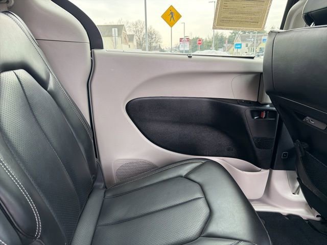 Used 2023 Chrysler Pacifica Touring-L FWD image 35