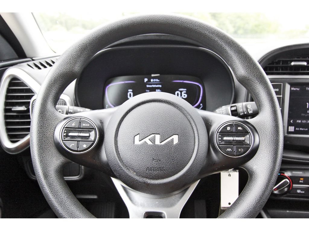 Used 2025 Kia Soul LX w/ LX Technology Package FWD image 15