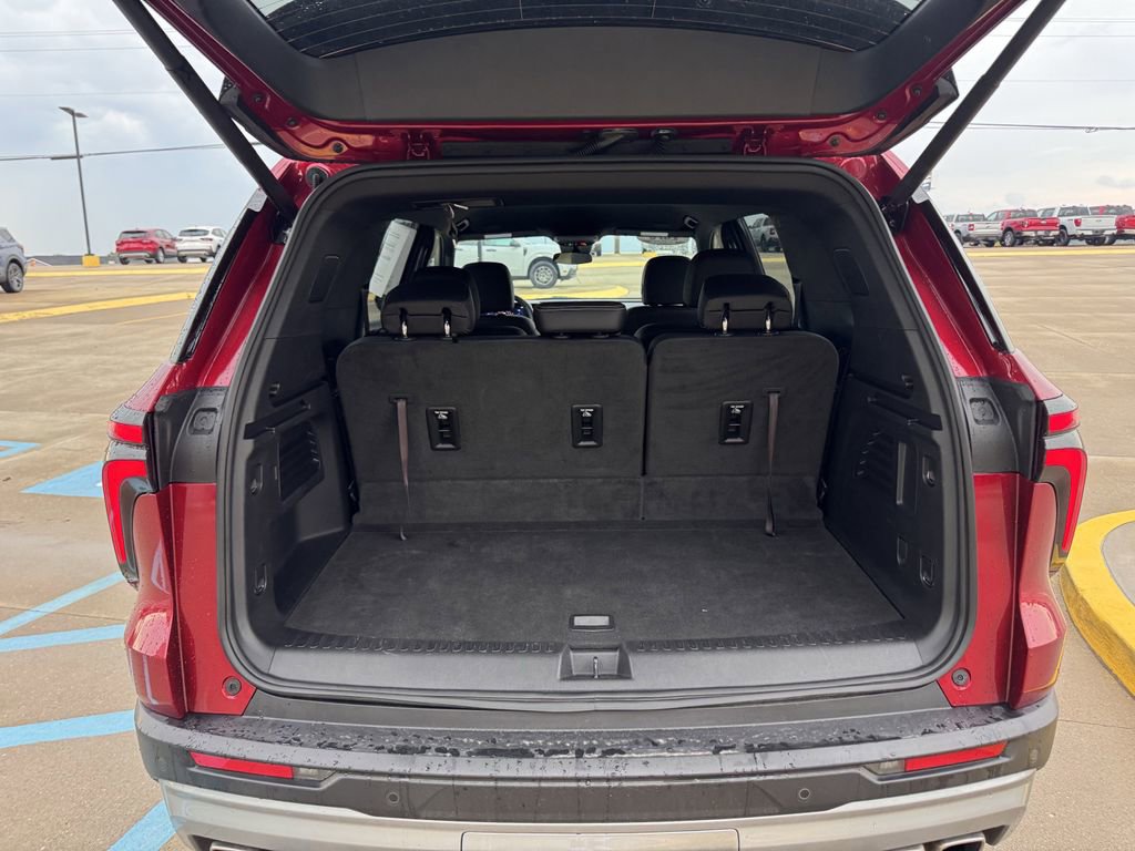 Used 2025 Chevrolet Traverse LT image 37