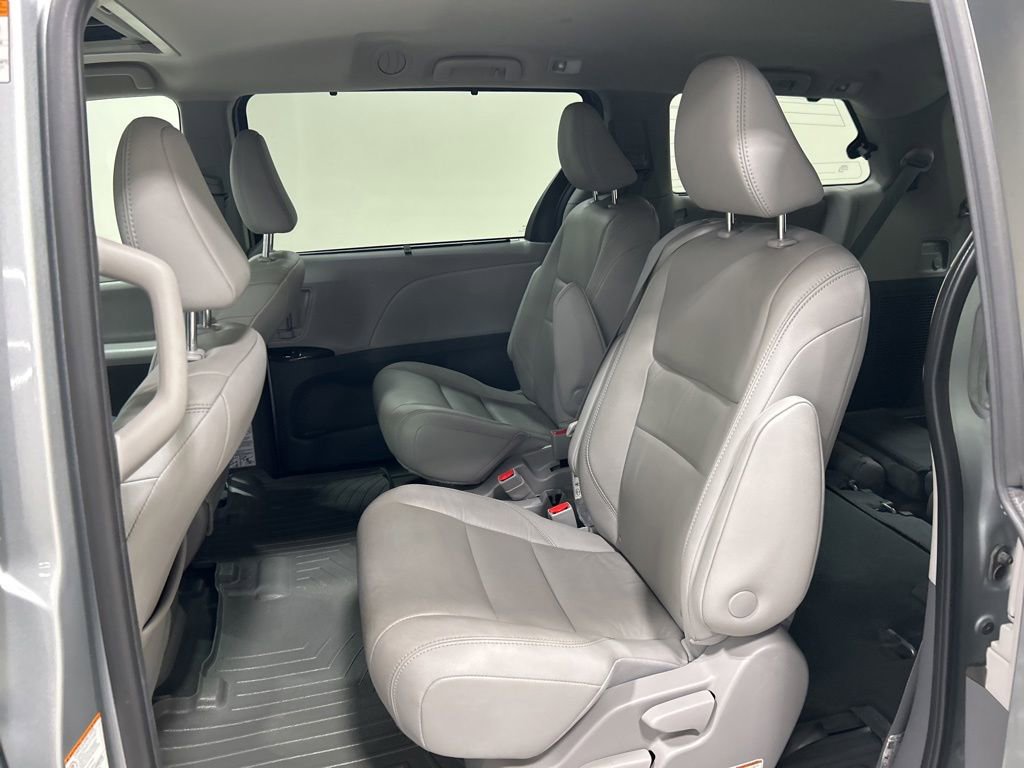 Used 2020 Toyota Sienna XLE FWD image 27