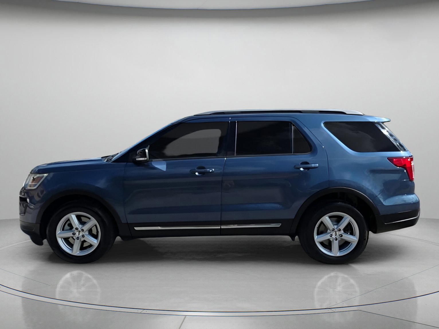 Certified 2018 Ford Explorer XLT w/ Equipment Group 202A image 9