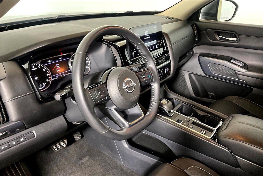 Used 2025 Nissan Pathfinder SL FWD image 10