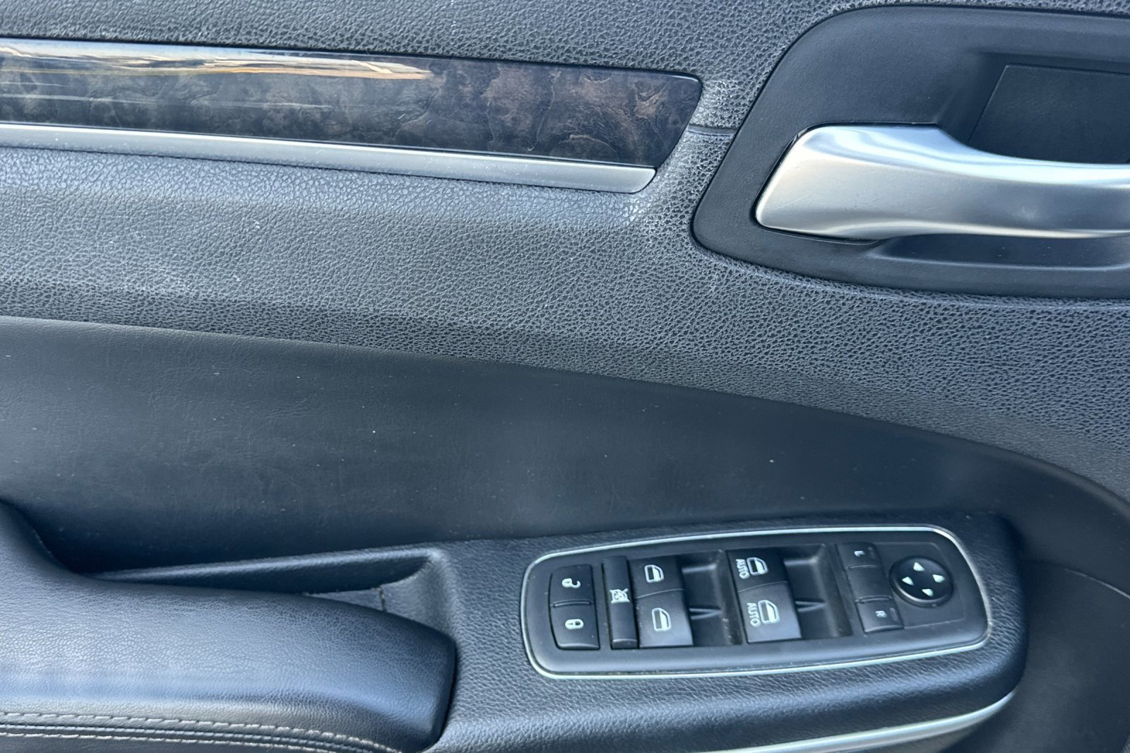 Used 2019 Chrysler 300 Limited image 10