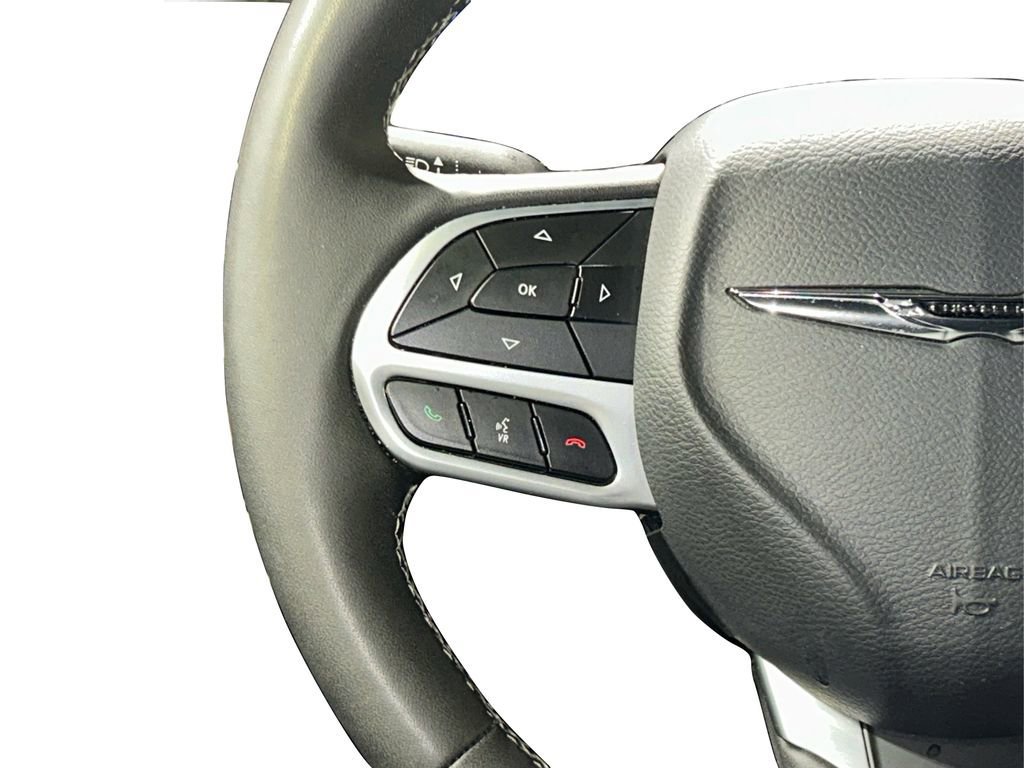 Used 2025 Chrysler Pacifica Select image 32