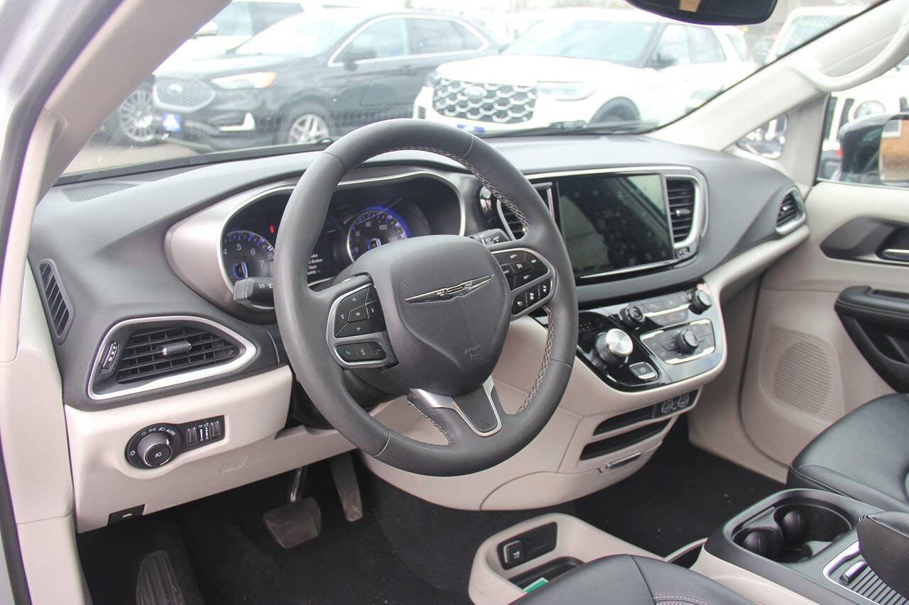 Used 2024 Chrysler Pacifica Touring-L FWD image 33