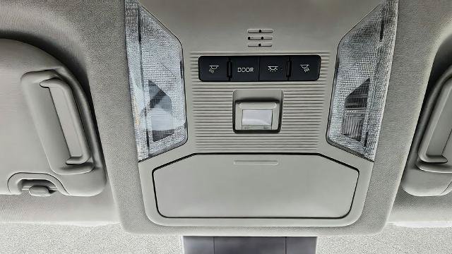 Used 2025 Toyota RAV4 XLE AWD/4WD image 17
