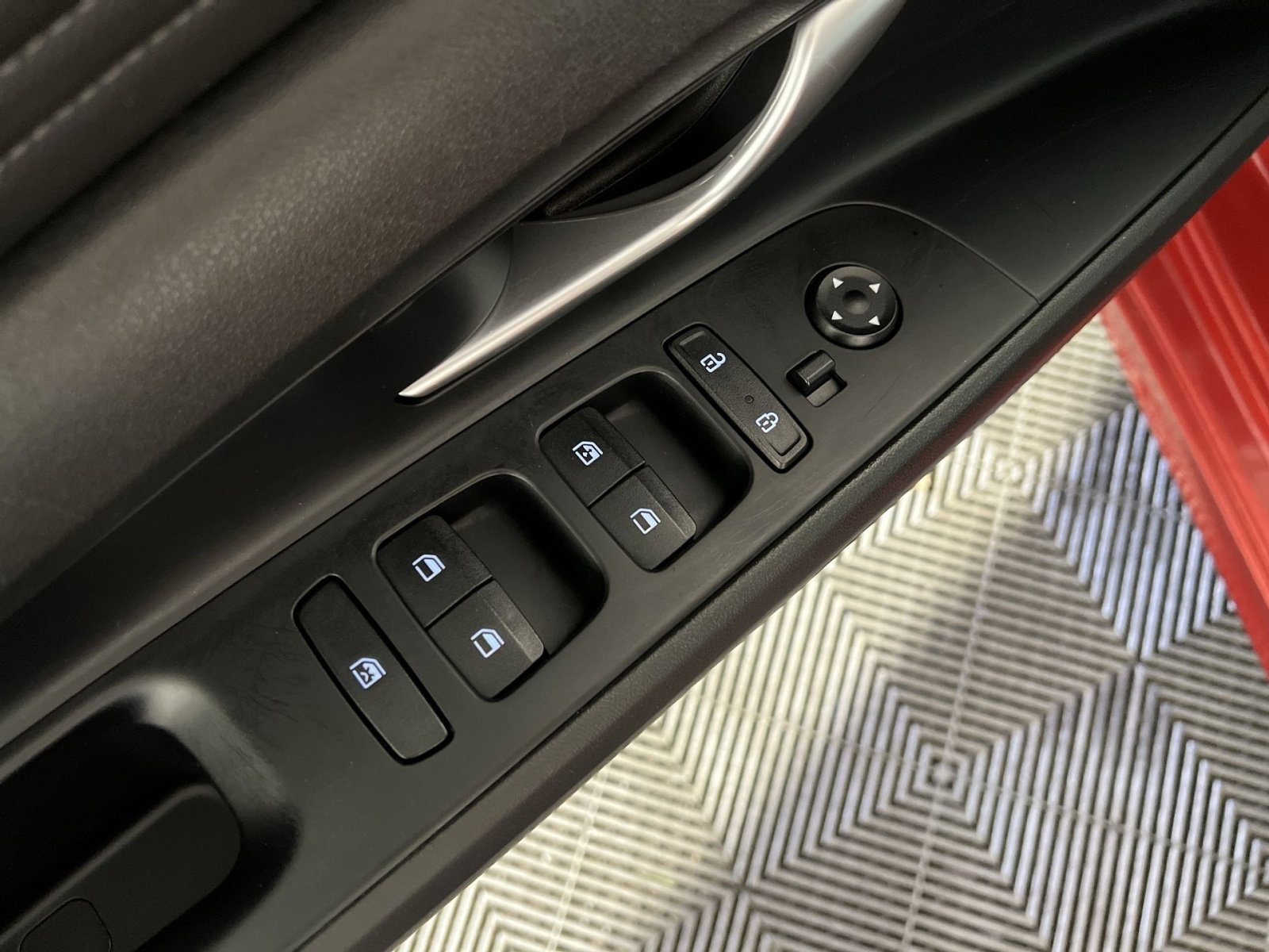 Used 2022 Hyundai Elantra Limited image 13