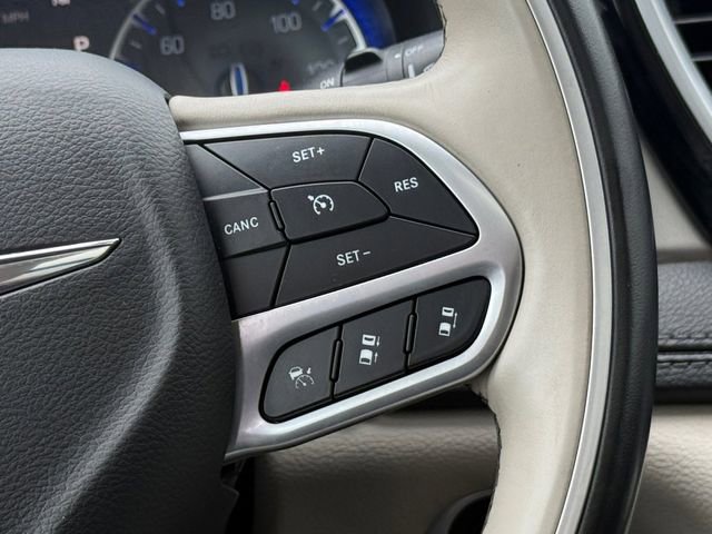 Used 2018 Chrysler Pacifica Limited w/ Tire & Wheel Group FWD image 11