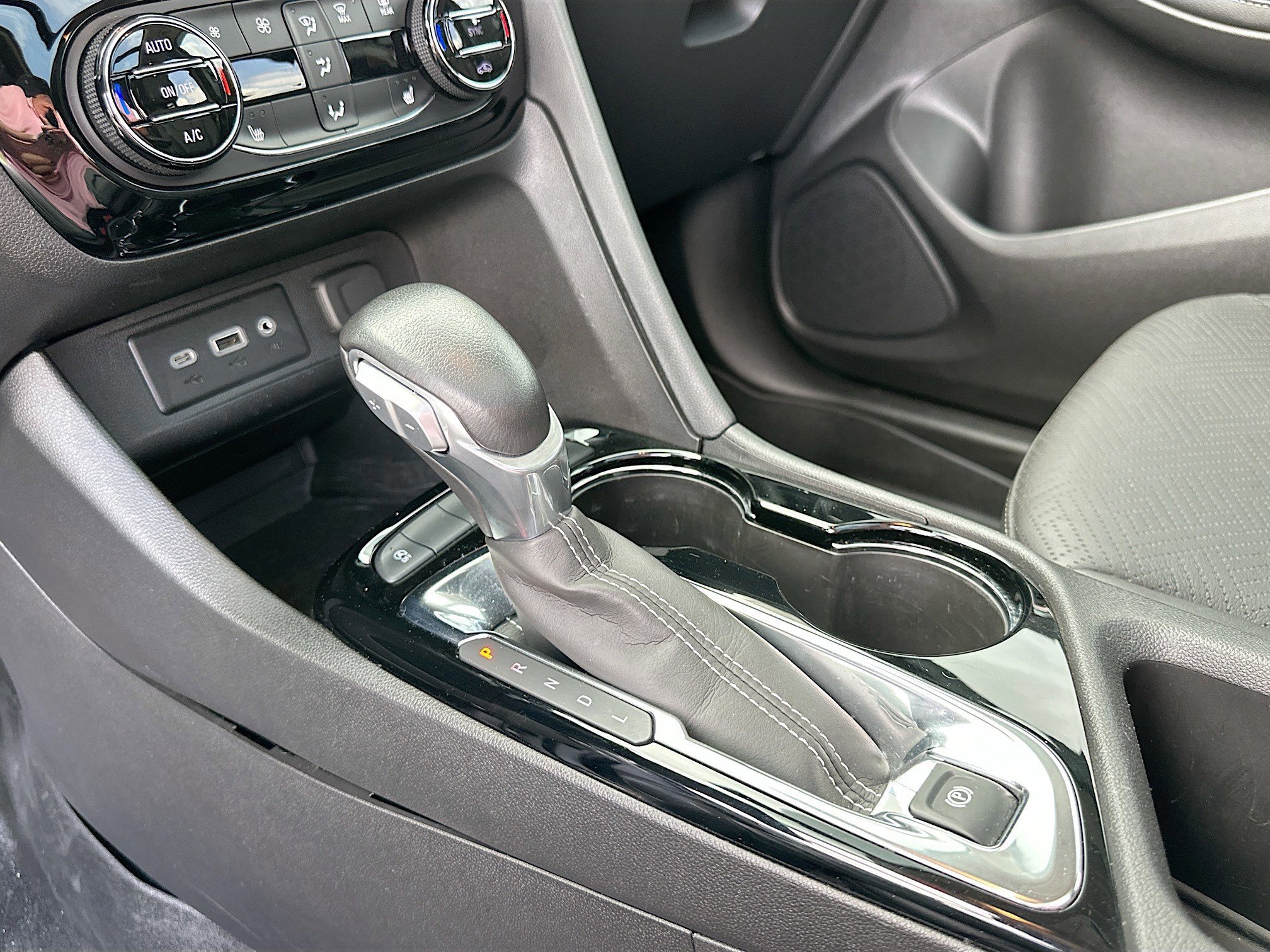 Used 2023 Buick Encore GX Essence w/ Experience Buick Package image 16