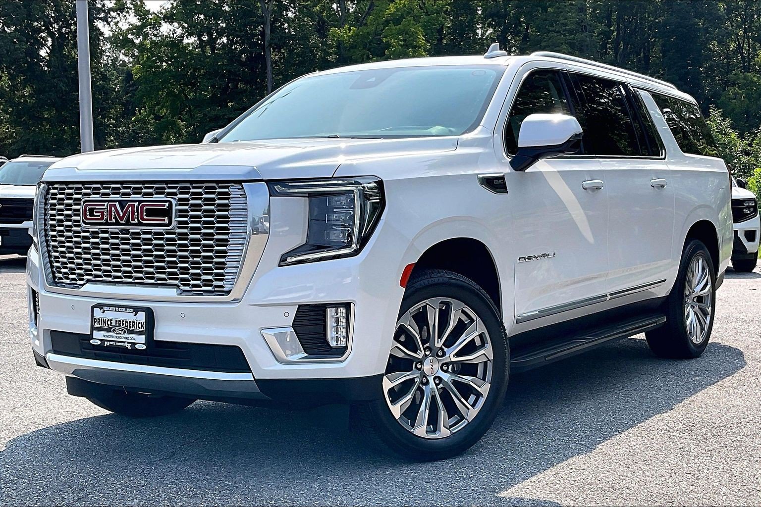Used 2023 GMC Yukon XL Denali w/ Max Trailering Package AWD/4WD image 3