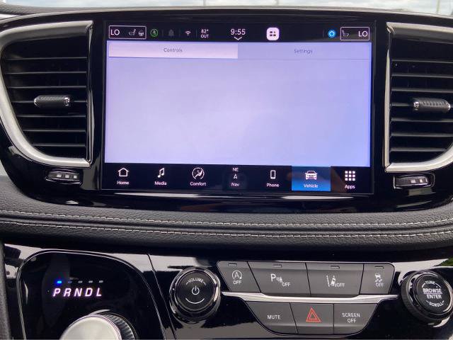 Used 2026 Chrysler Pacifica Limited FWD image 40