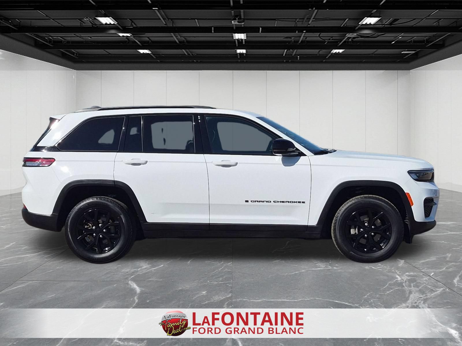 Used 2025 Jeep Grand Cherokee Altitude AWD/4WD image 6