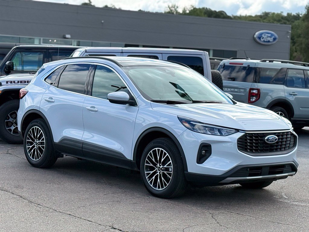 Certified 2026 Ford Escape SE w/ Class II Trailer Tow Package FWD image 28