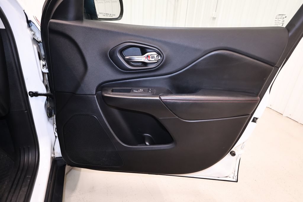 Used 2019 Jeep Cherokee Trailhawk w/ Cold Weather Group AWD/4WD image 19