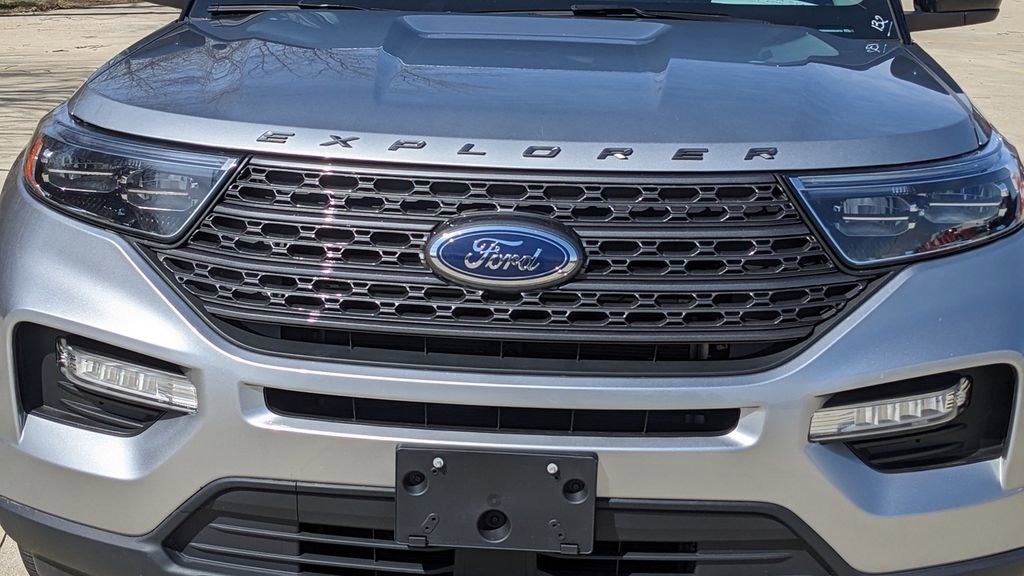 Certified 2022 Ford Explorer XLT w/ XLT Sport Appearance Package image 9