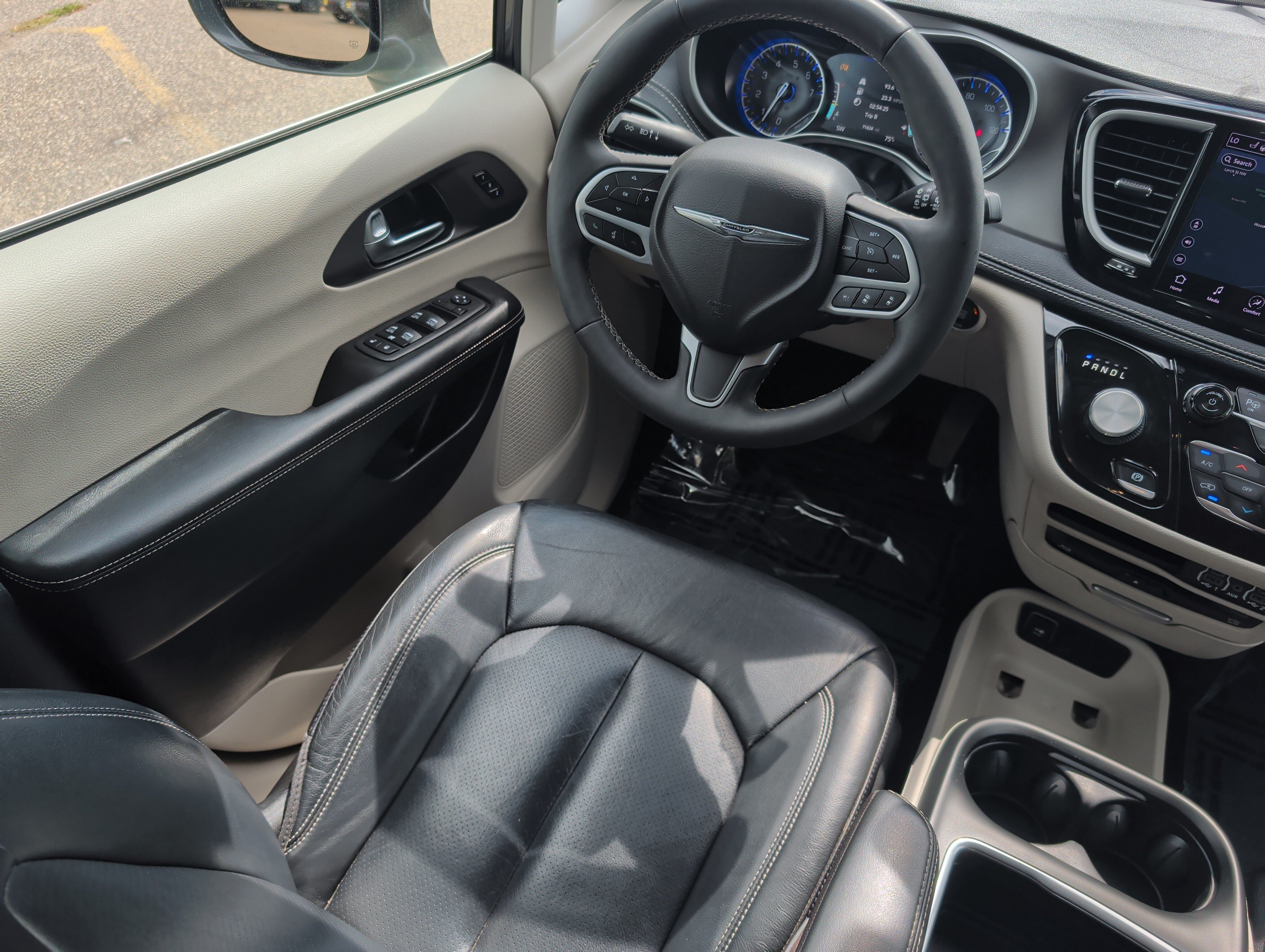 Used 2022 Chrysler Pacifica Touring-L w/ Uconnect Theater Family Group AWD/4WD image 9