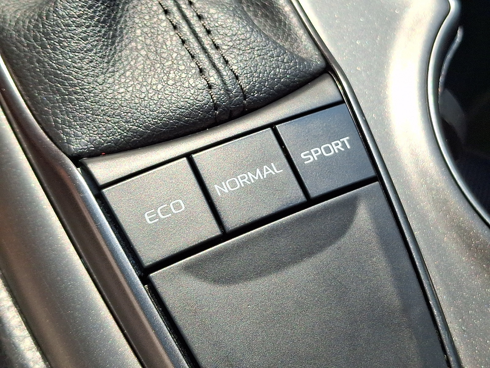 Used 2022 Toyota Camry SE w/ Carpet Mat Package (TMS) FWD image 25