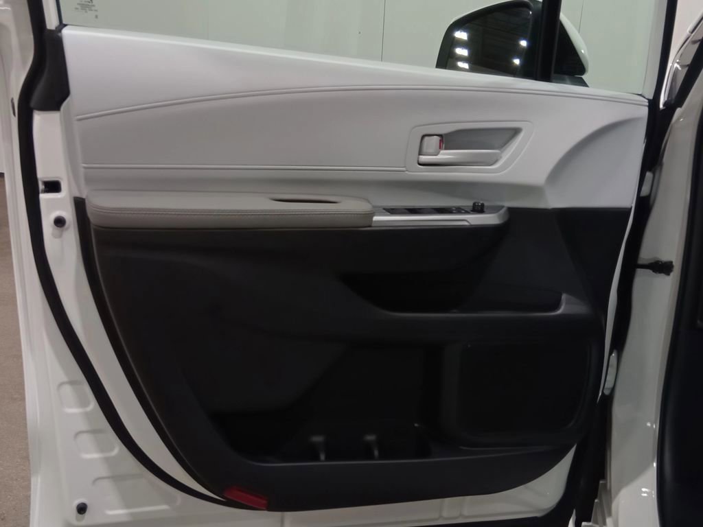 Used 2025 Toyota Sienna LE image 14