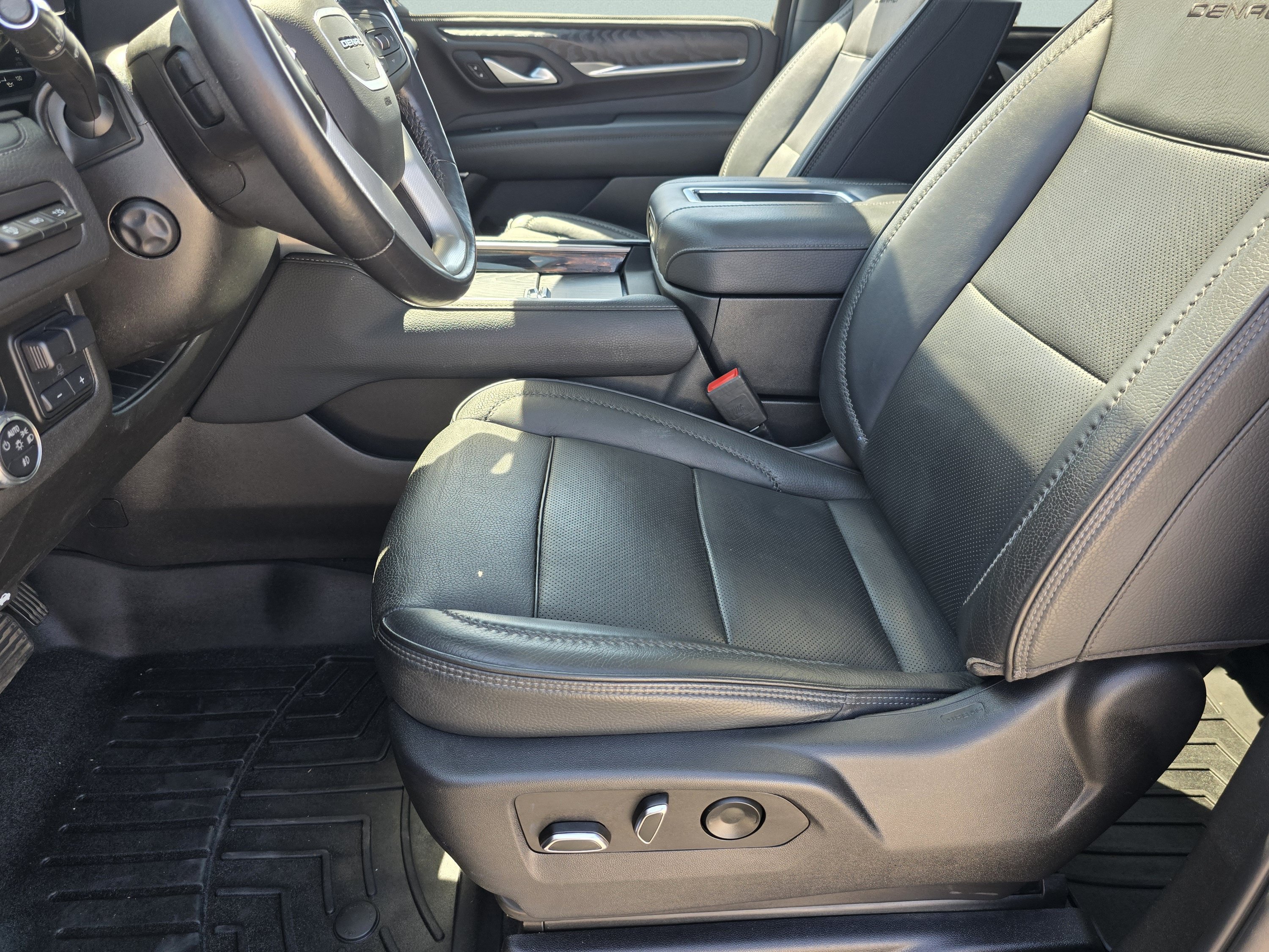 Used 2022 GMC Yukon Denali w/ Denali Premium Package AWD/4WD image 32