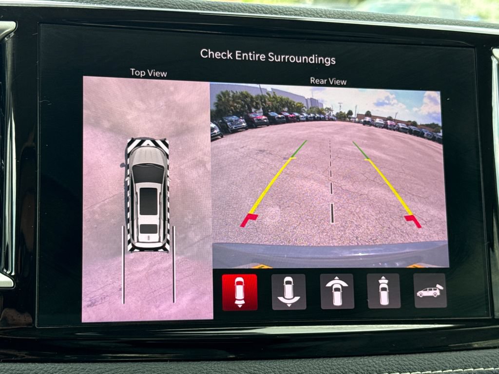 Used 2021 Chrysler Pacifica Touring-L FWD image 21