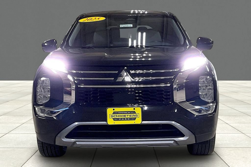 Used 2025 Mitsubishi Outlander SE AWD/4WD image 3